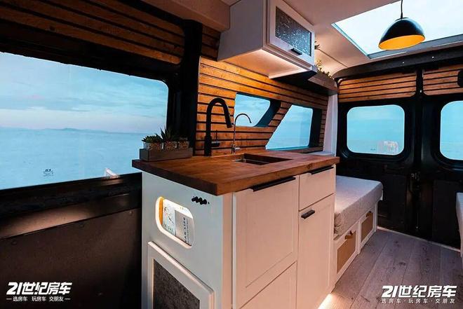 Promaster露营车把舒适感拉满了澳门新葡京四面环窗仰望星空！这辆Ram(图5)